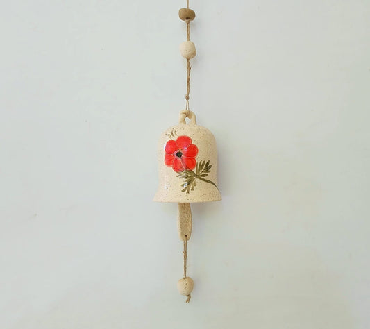 פעמון מקרמיקה עם ציורי כלניות מסביב.