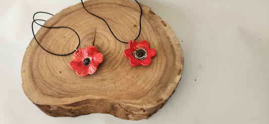 שרשרת פרח כלנית מקרמיקה בשני גדלים כ 4 ס"מ , כ 6ס"מ